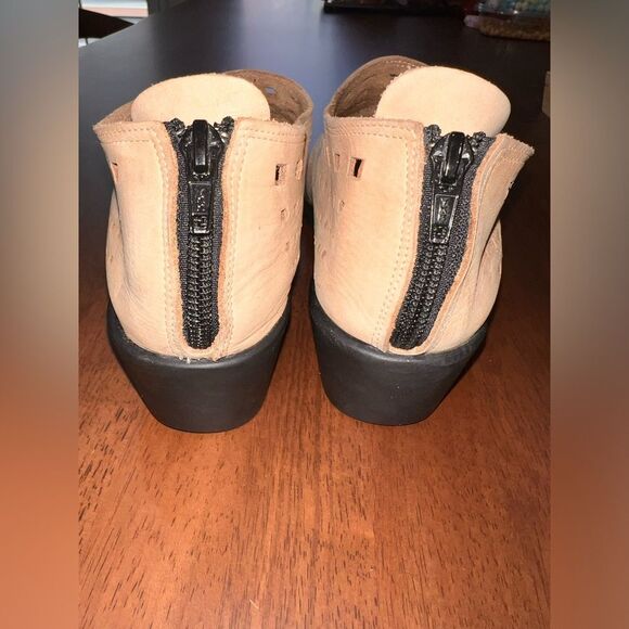 Walking Co Italy Perforated Nubuck Leather Tan Wedge Shoes Zip Back Women 10 - Picture 7 of 8